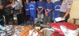 Kawanan Pembobol Kios Ponsel Beserta Barang Bukti. Foto: R-lisa FM