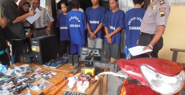 Pelaku Spesialis Pembobol Kios Handphone Diamankan Polisi