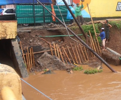 Talud Kali Kanal Jepara Ambrol, Listrik Sebagian Warga Masih Terganggu.