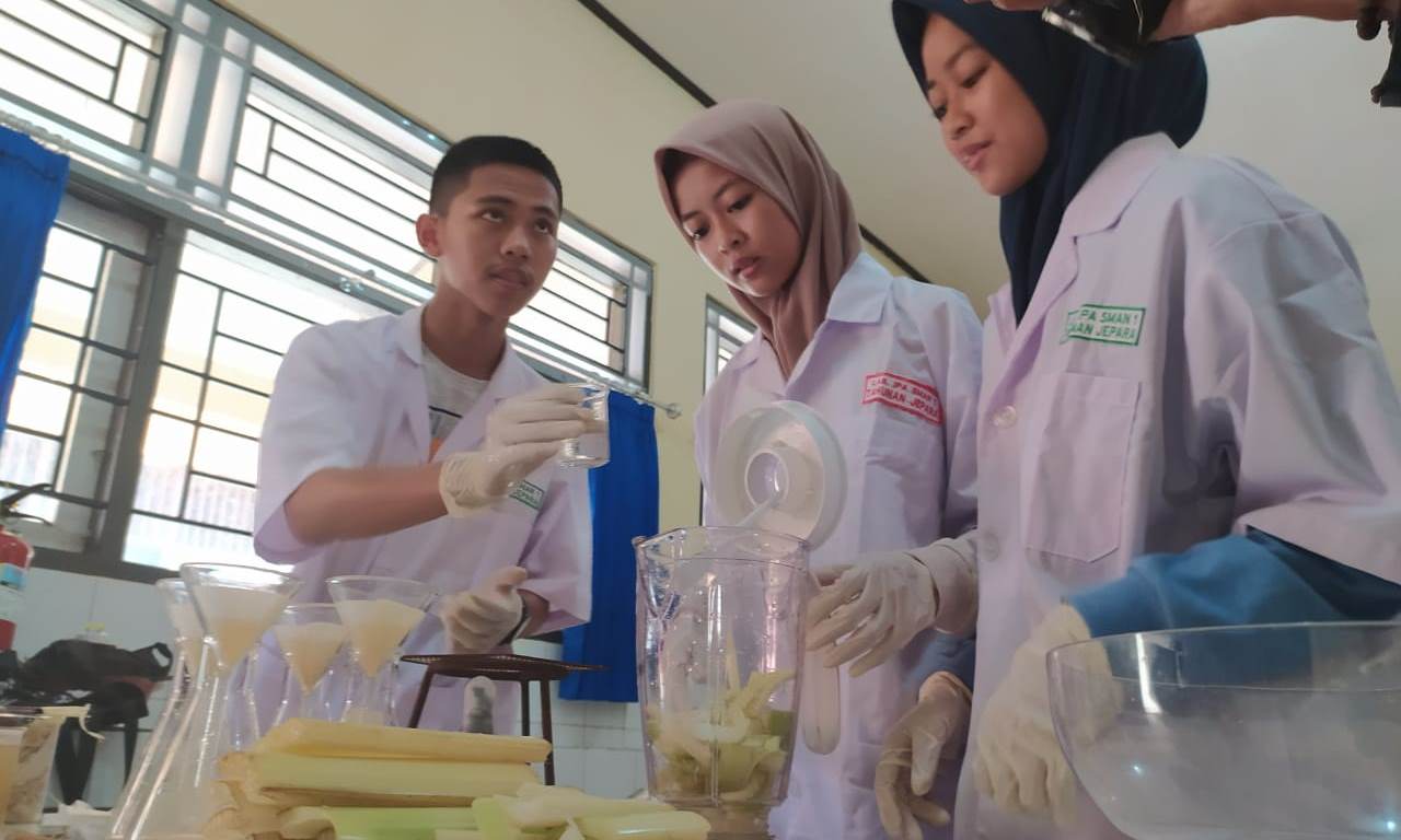 Siswa SMAN 1 Tahunan Jepara Membuat Hand Sanitizer dari Pelepah Pisang