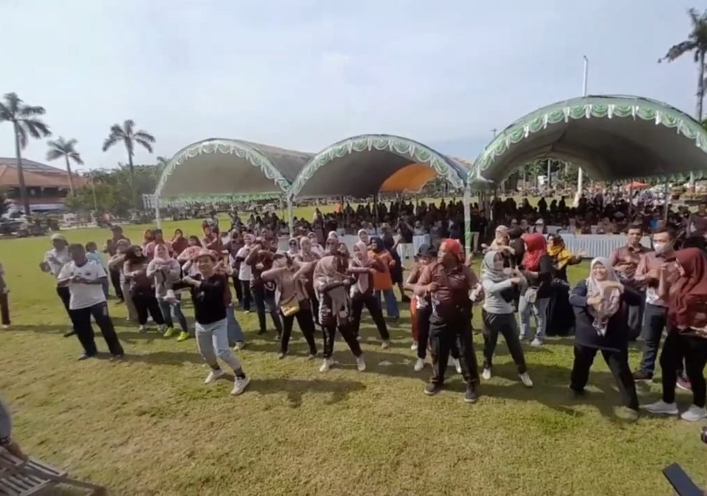 Ratusan peserta berbahagia mengikuti acara jalan sehat